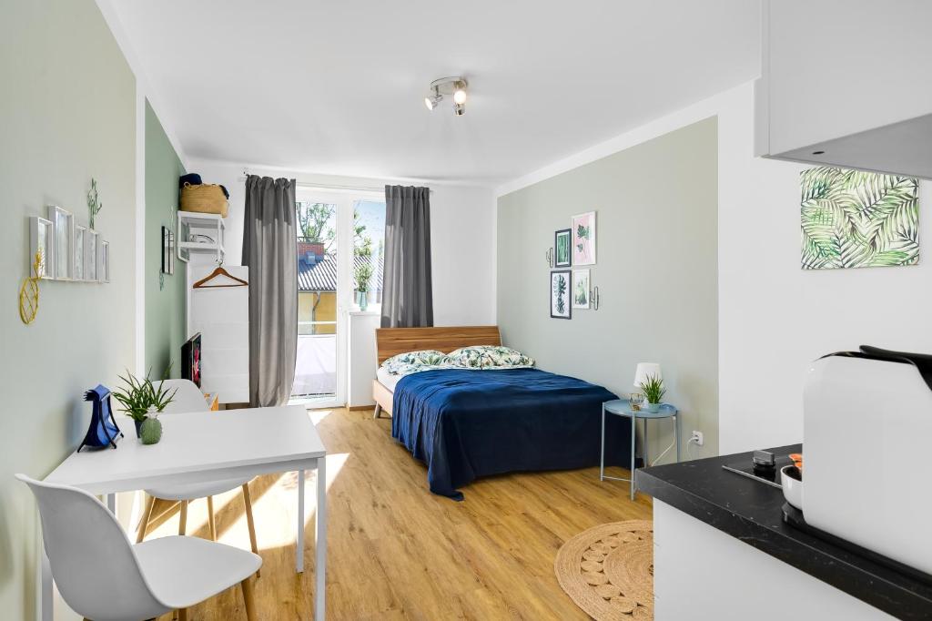 um quarto com uma cama, uma mesa e cadeiras em Ruhige Oase in der Nähe von Parkanlage und Krankenhaus em Graz