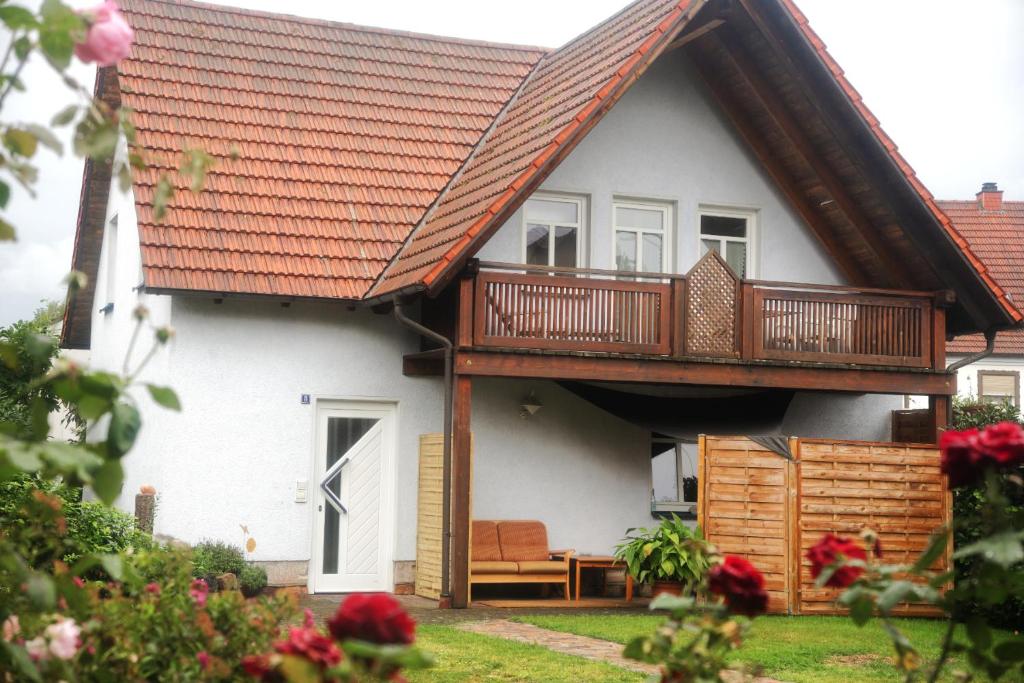 Casa blanca con terraza y porche en Ferienwohnung blaues Haus, en Bischofsheim an der Rhön