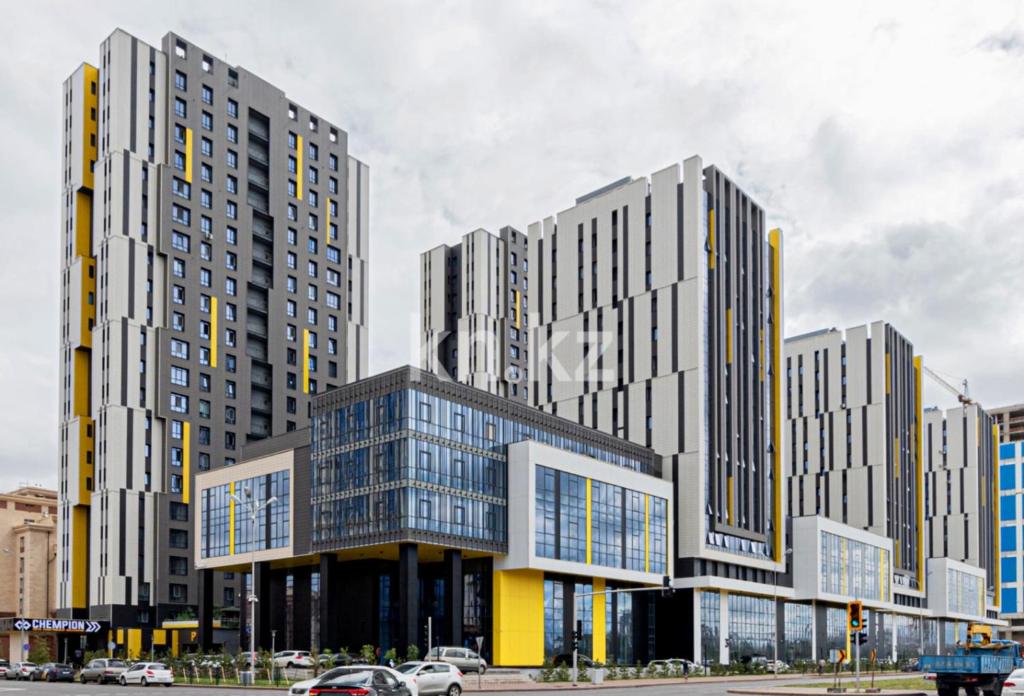 un grupo de edificios altos en una ciudad en Apartment Korkem-3 at Left Coast in Astana, en Taldykolʼ