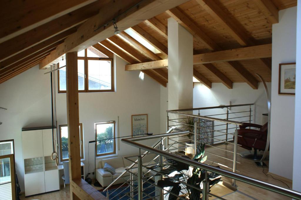 - un salon avec un escalier en colimaçon dans une maison dans l'établissement Haus am Lahnbach, à Schwaz