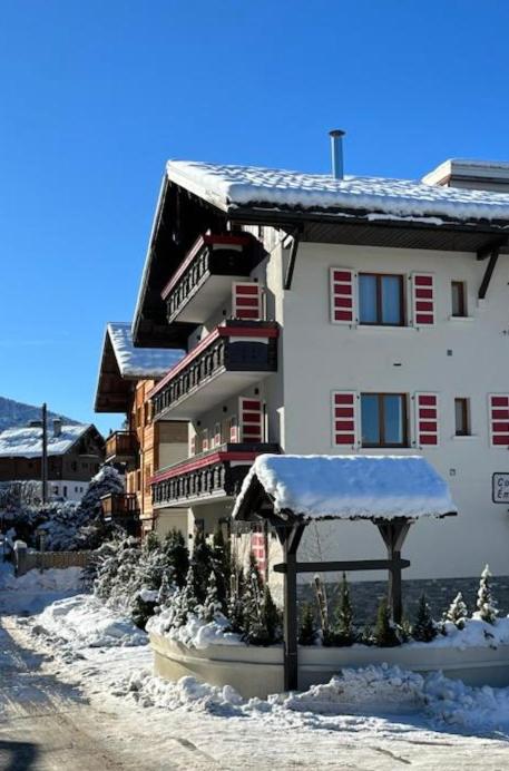 Un gran edificio con nieve encima. en RED LODGE, en Megève
