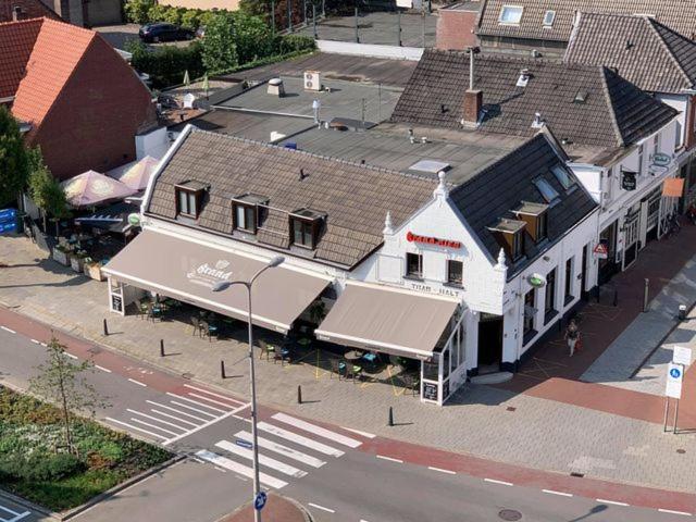 een uitzicht over een straat met een gebouw bij Halte 46 Weert in Weert