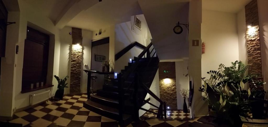 una escalera de caracol en una habitación con suelo a cuadros en Apartamenty Centrum 2 Zakopane, en Zakopane