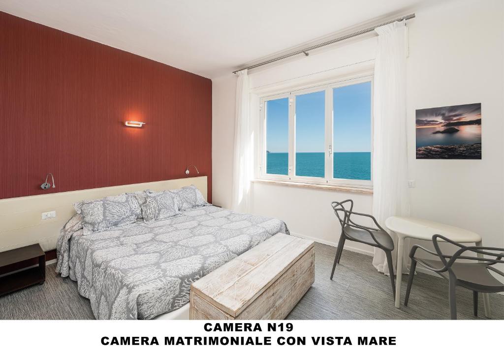モンテロッソ・アル・マーレにあるAl mare (Guesthouse)のベッドルーム1室(ベッド1台、テーブル、椅子付)