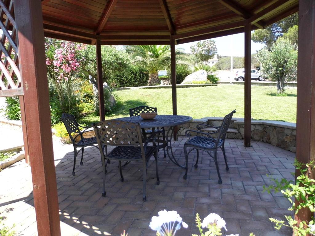 A garden outside LE NEREIDI Hotel & Residence con Piscina-Tennis-Fitness-Parcheggio coperto-Sala Conferenze