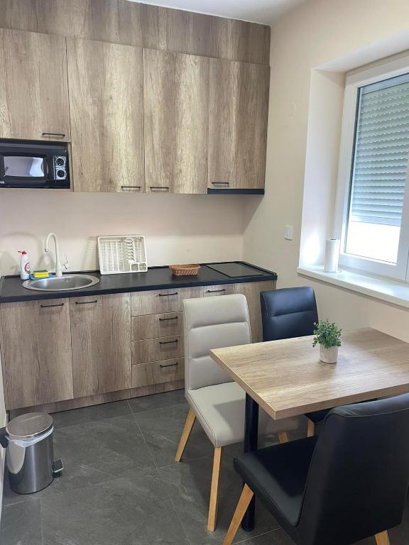 Kuchyň nebo kuchyňský kout v ubytování Galaxy Apartments