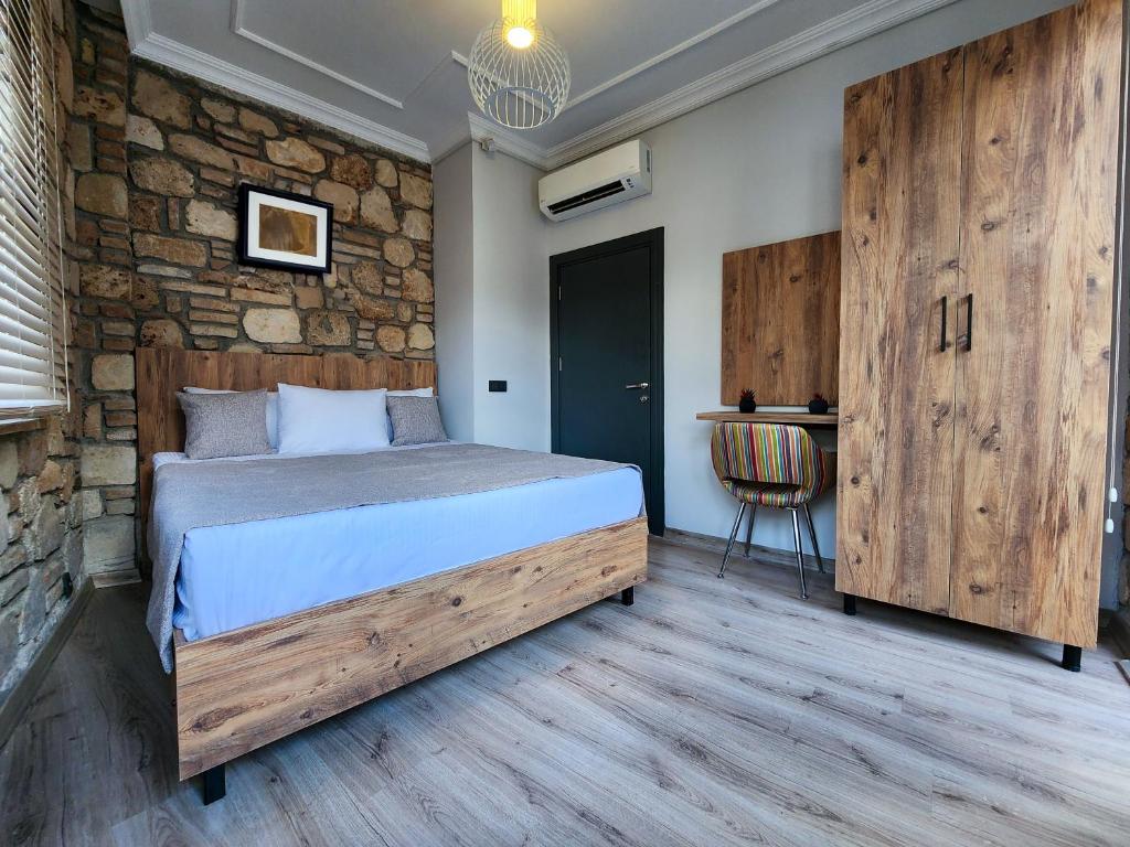 Un pat sau paturi într-o cameră la Sera Homes Kaleici Oldtown