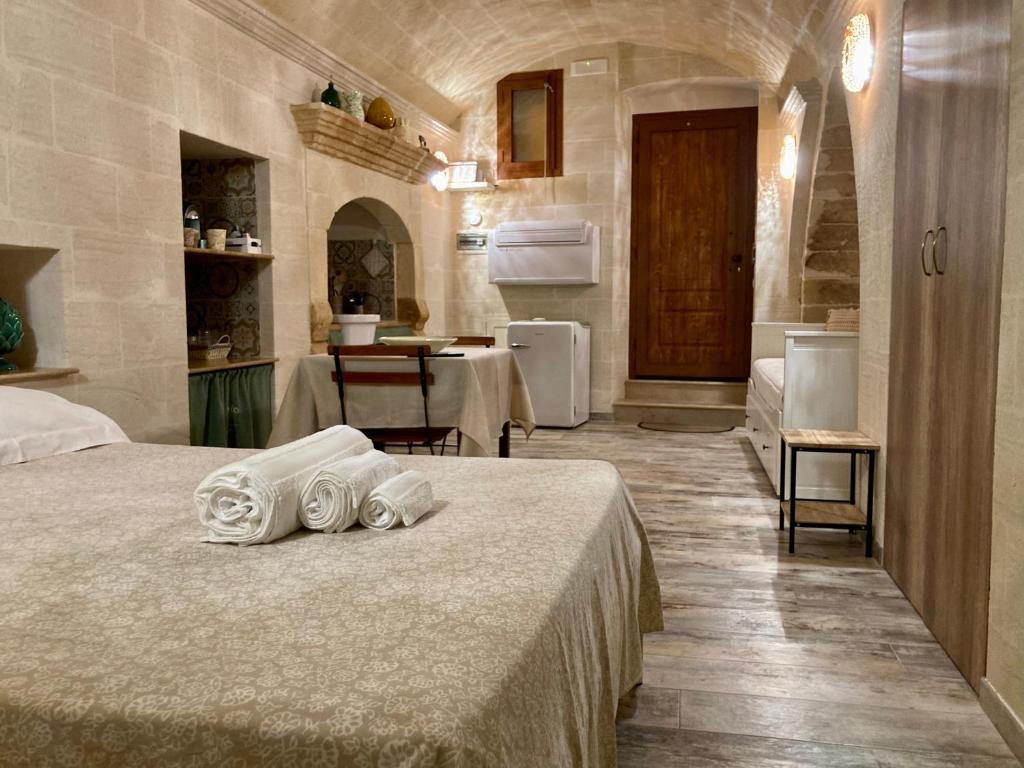 pokój hotelowy z 2 łóżkami i kuchnią w obiekcie Il Vicolo Grottaglie w mieście Grottaglie