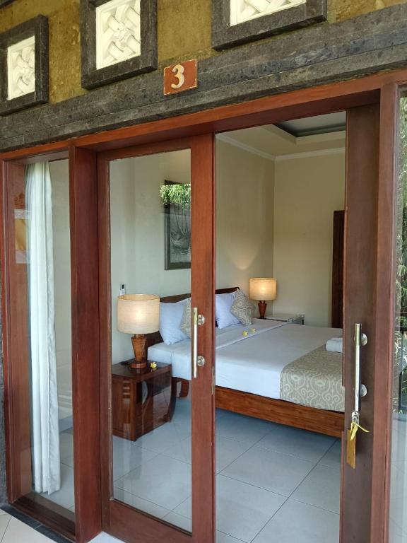 Postel nebo postele na pokoji v ubytování Ketut Kasta Guest House
