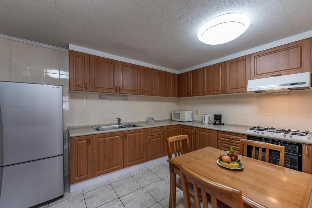 Kuchyň nebo kuchyňský kout v ubytování Garden View Court Suites Ho Chi Minh City