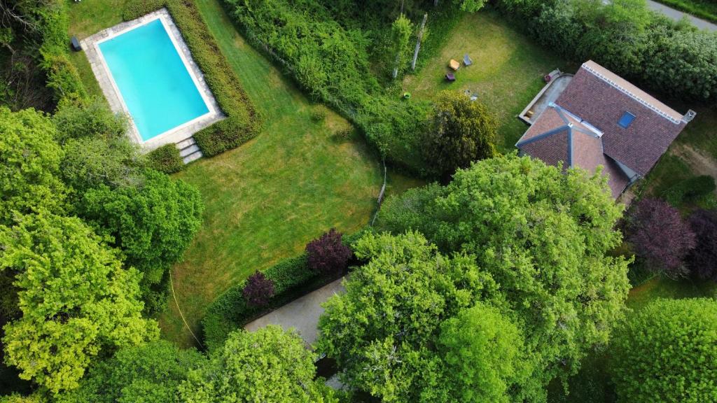 Dampierre-sous-BouhyにあるGîte Le Créauの家屋とスイミングプールの景色を望めます。