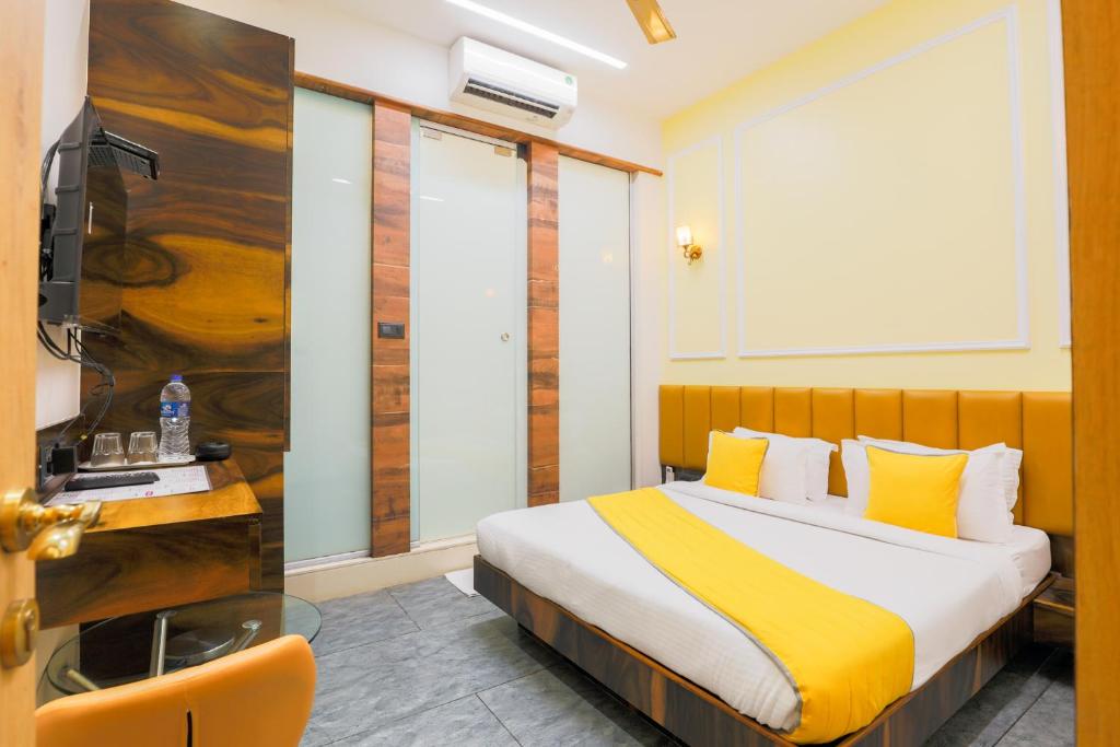 Postel nebo postele na pokoji v ubytování The Cattleya Hotel, Near Mumbai International Airport