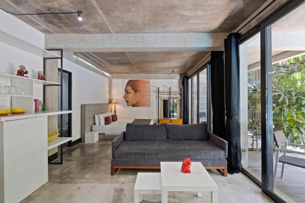 sala de estar con sofá y mesa en Balissimo B11 Apartment by Hombali en Seminyak