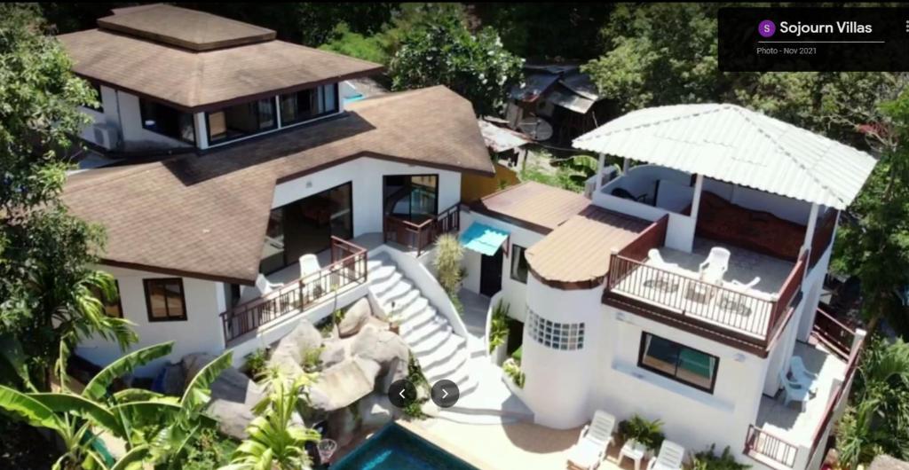 帕幹島的住宿－Sojourn 6 bedroom villa near Full Moon Beach，享有带游泳池的房屋的空中景致