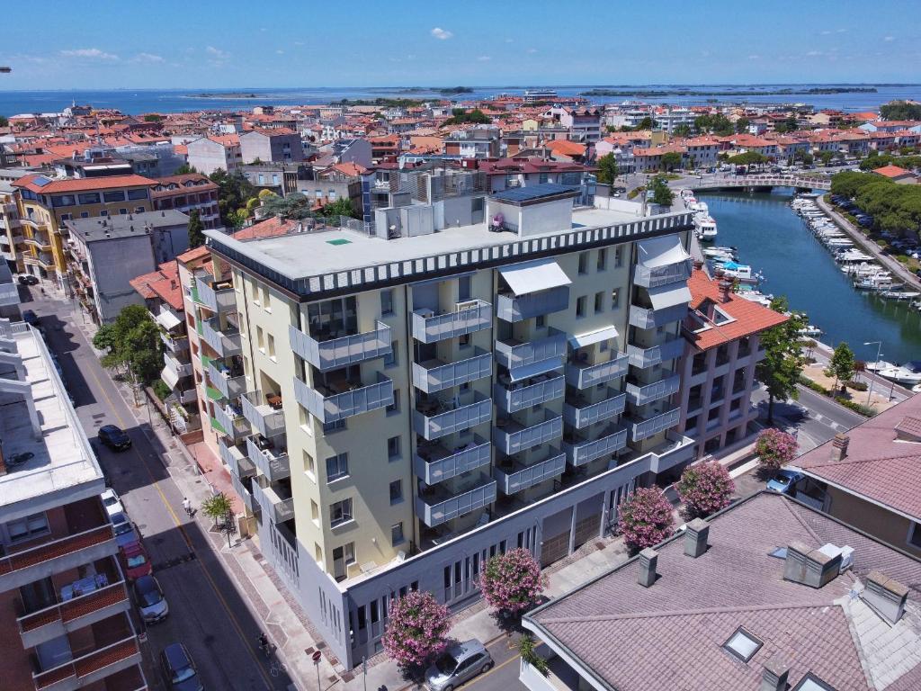 eine Aussicht auf ein Gebäude in einer Stadt in der Unterkunft Residence Hotel Hungaria in Grado