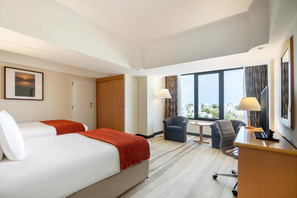 Postel nebo postele na pokoji v ubytování Crowne Plaza Muscat by IHG