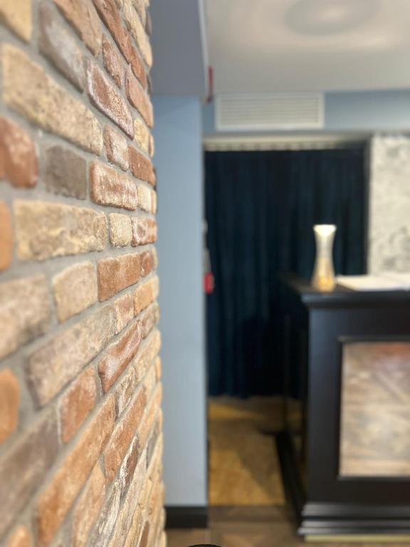 a brick wall and a fireplace in a room at Hotel Do Pozzi in Venice