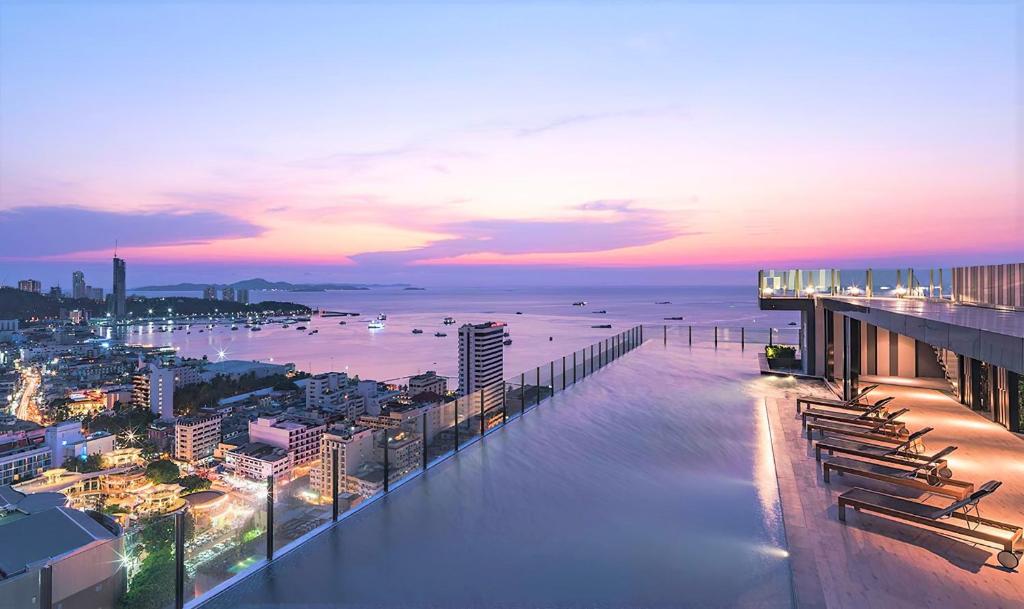 Best Location In Pattaya, Sky Pool & Infinity Edge في باتايا سنترال: اطلالة على المحيط وقت الغروب من المبنى