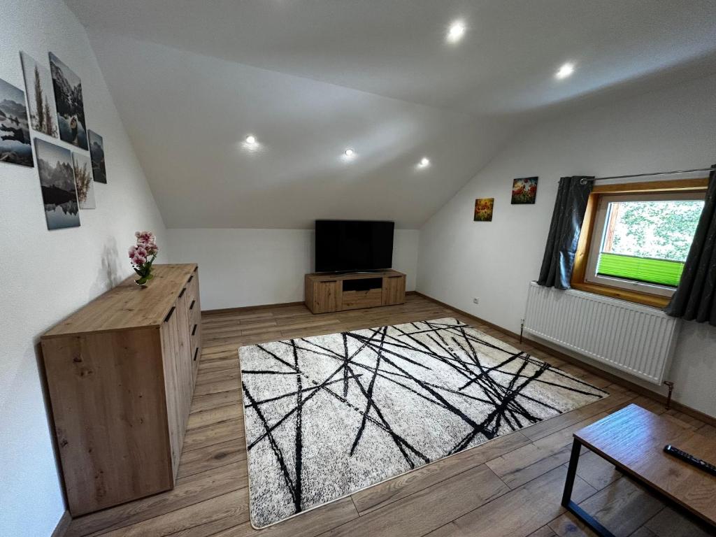 TV a/nebo společenská místnost v ubytování Ferienwohnung Rief