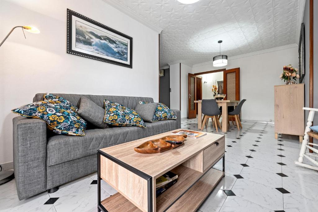 sala de estar con sofá y mesa en Casa ideal para familias en Amposta, en Amposta