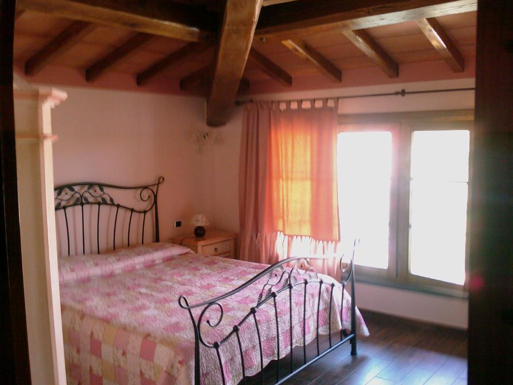 A bed or beds in a room at Suite con Piscina Privata e Giardino 2 matrimoniali 2 bagni