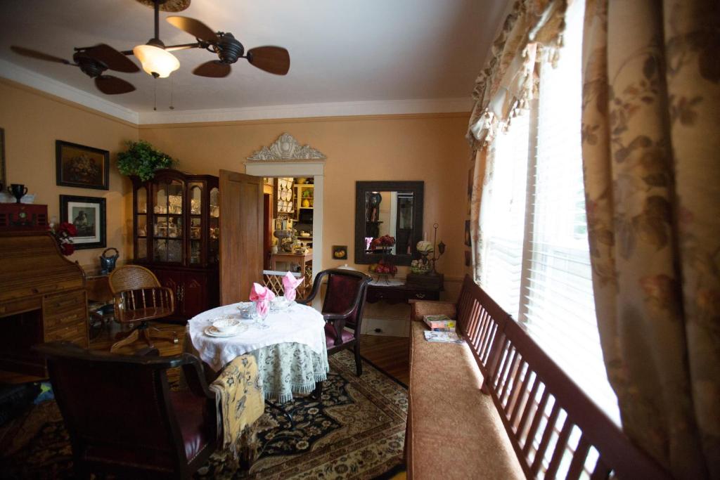 sala de estar con mesa y ventana en Bees B & B, en Mount Airy