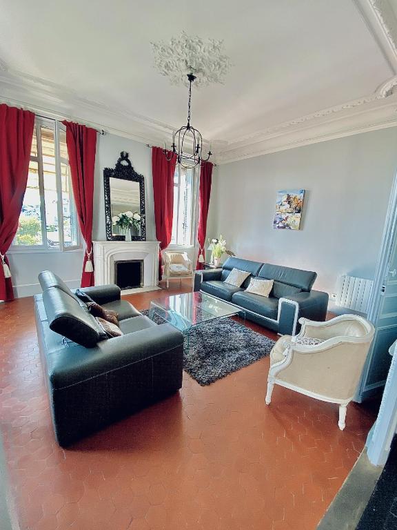 un salon avec deux canapés et une cheminée dans l'établissement ANNA CLAIRE festival plages GAZ5213, à Cannes