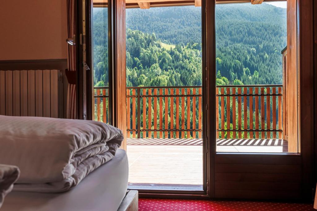 Nespecifikovaný výhled na hory nebo výhled na hory při pohledu z hotelu