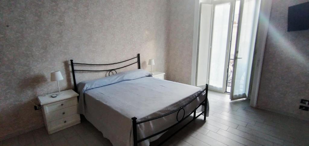 een slaapkamer met een groot bed en een raam bij Casa Girasole in San Giorgio a Cremano