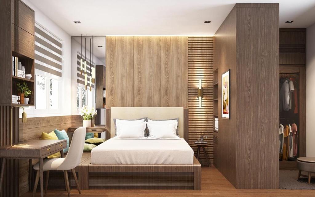- une chambre avec un lit et un bureau dans l'établissement Hoang Huy Hotel, à Ấp Lò Vôi