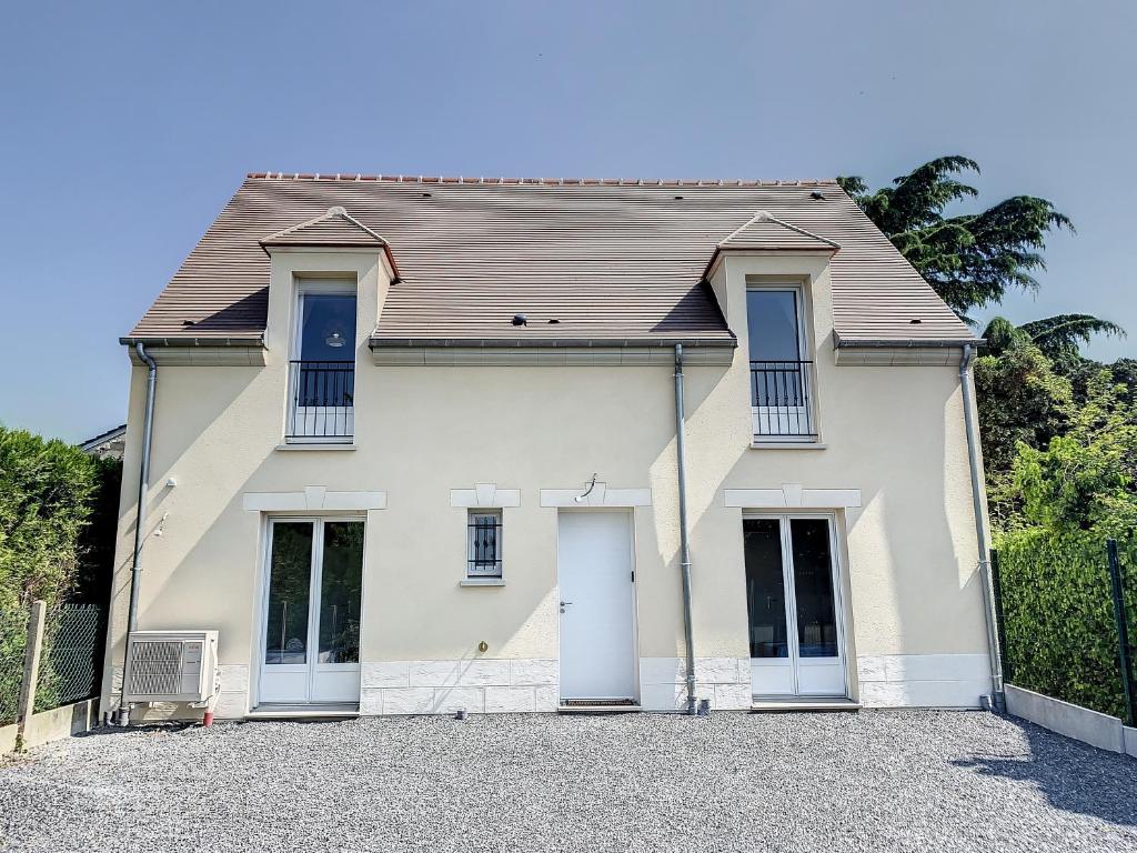 ein großes weißes Haus mit zwei weißen Türen in der Unterkunft Magnifique maison - 12 personnes - 6 chambres avec salle de bain privative au Calme - Ecrin de charme in Compiègne