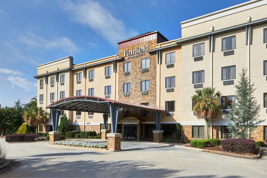 una representación de la parte delantera de un hotel en Fairfield Inn & Suites by Marriott Gainesville, en Gainesville