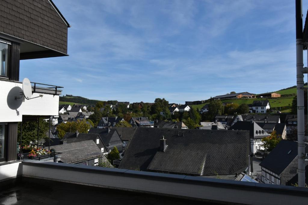 uitzicht op de stad vanaf het dak van een gebouw bij The Green Hills in Schmallenberg