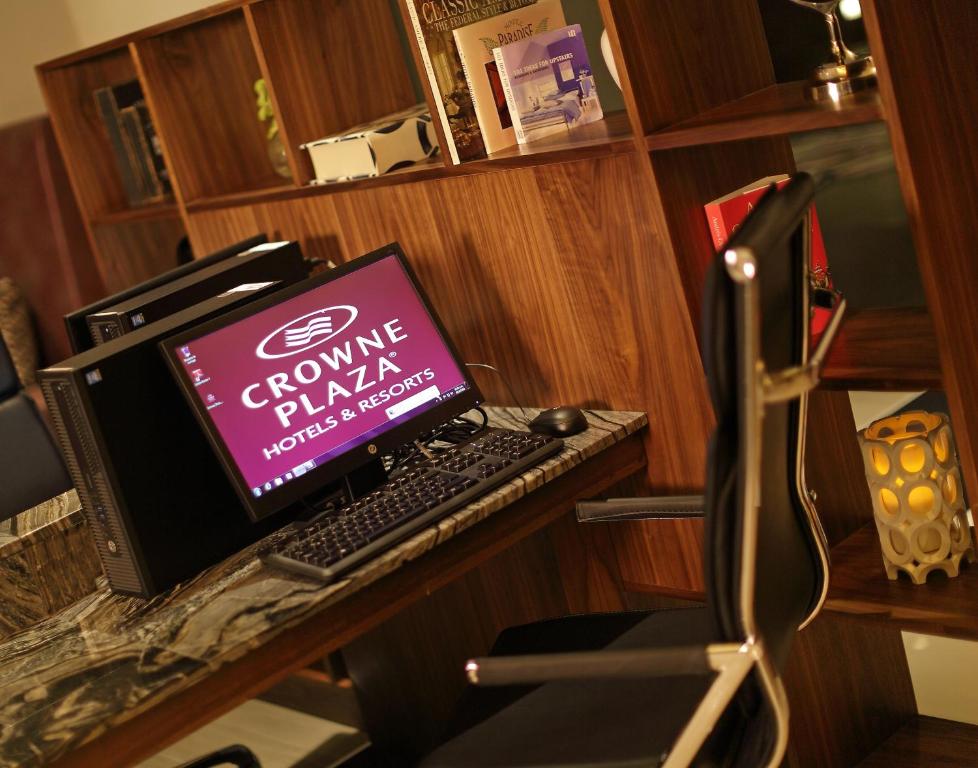 a laptop computer sitting on top of a desk at Crowne Plaza Airport by IHG in Tocumen