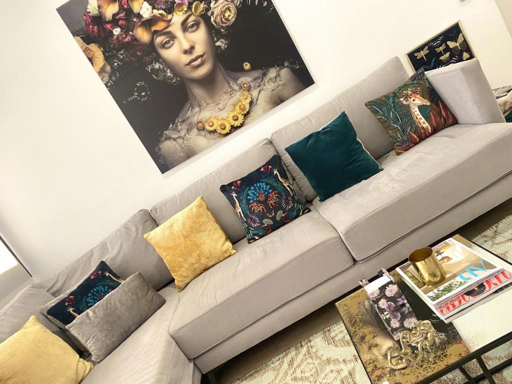 un soggiorno con un divano con cuscini di Barcelona Chic Apartments- Free PARKING - 10 min from BCN city centre by metro a Barcellona