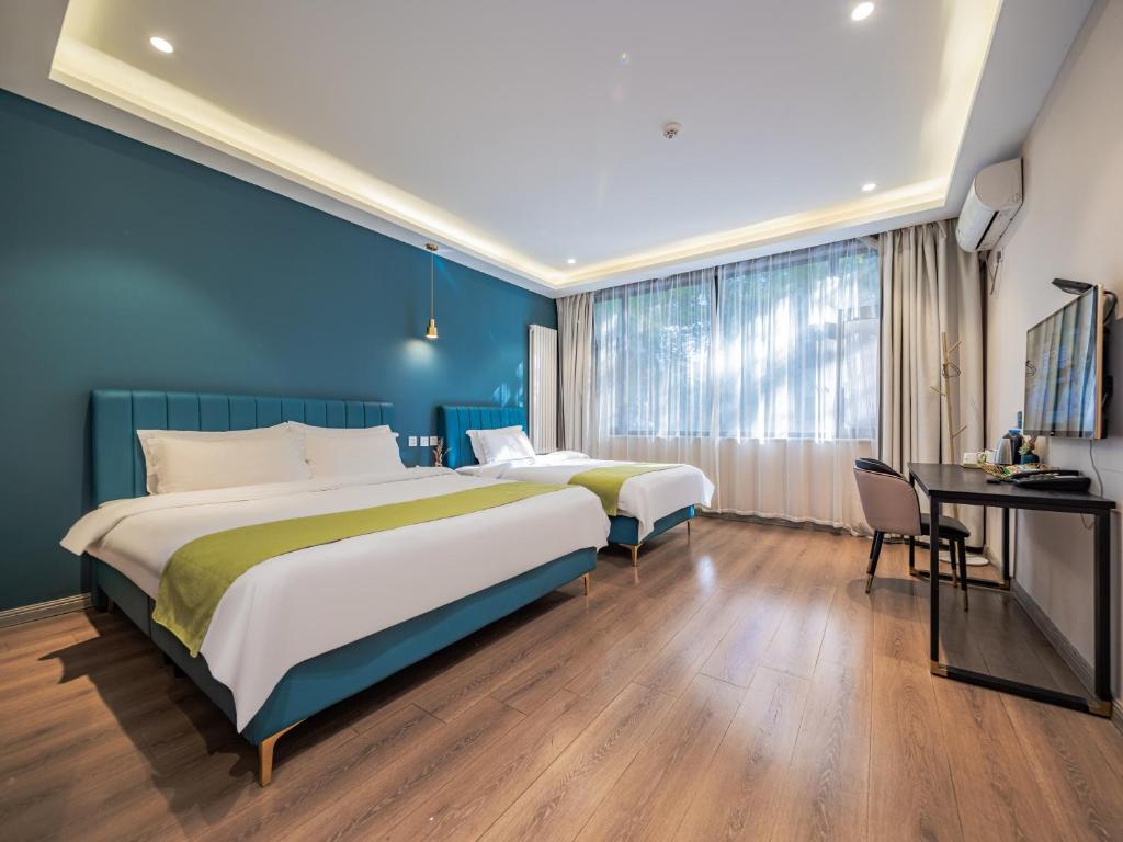 Giường trong phòng chung tại Wutong ins Designer Hotel