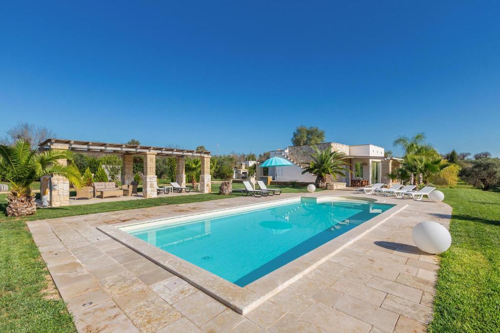 una piscina nel cortile di una casa di La Serrazza by BarbarHouse a Marina di Pescoluse