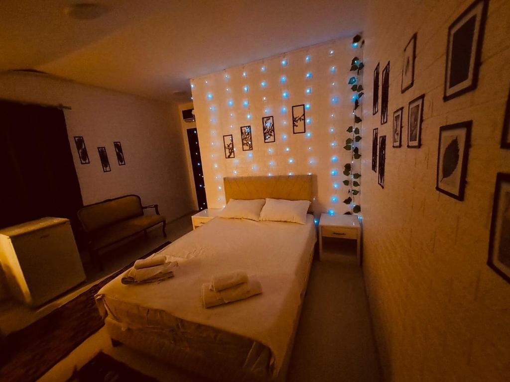een slaapkamer met een bed met verlichting aan de muur bij Elda White Angel in Side