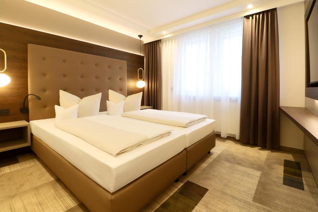 Postel nebo postele na pokoji v ubytování Hotel Goldene Rose