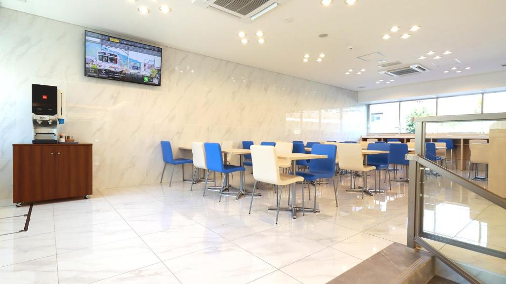 TV a/nebo společenská místnost v ubytování Toyoko Inn Chigasaki Shiyakusho