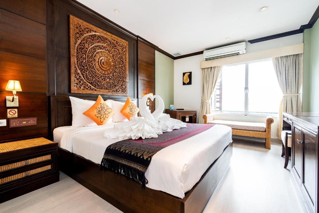 een slaapkamer met een groot bed in een kamer bij Baan Sukhumvit Soi 18 in Bangkok