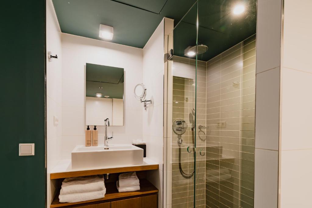 Hotel De Hallen - Resim 35