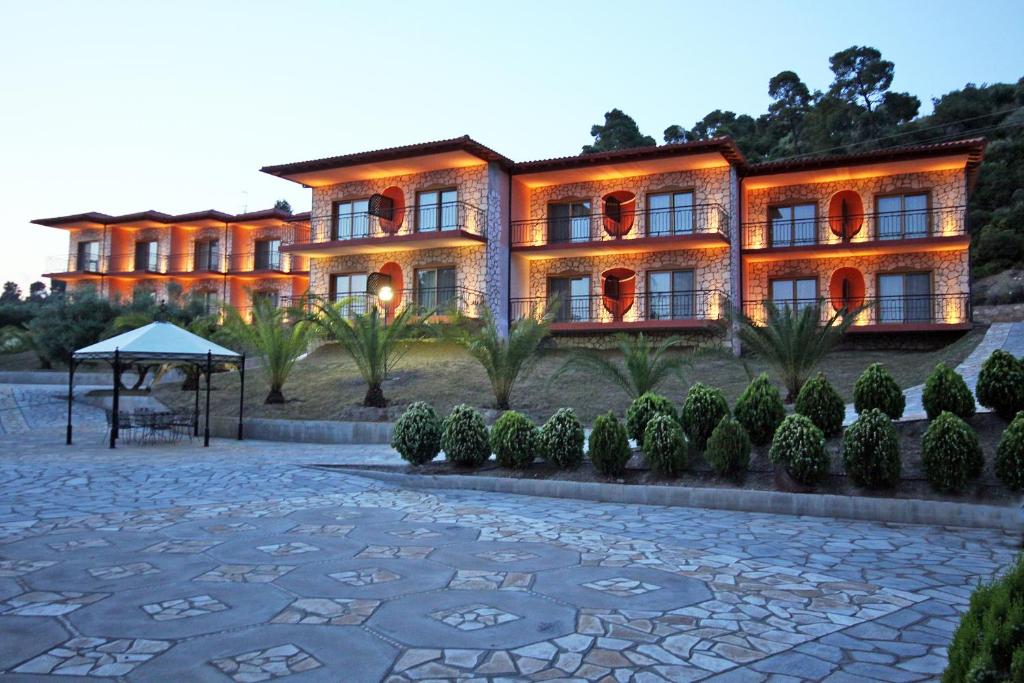 un gran edificio con un patio enfrente en Ta 2 Pefka - Petros Italos en Neos Marmaras