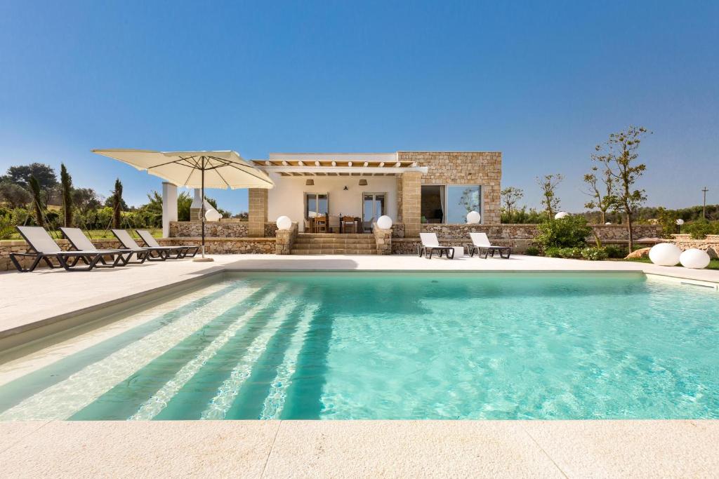 Bazén v ubytování Villa Eneide by Perle di Puglia nebo v jeho okolí