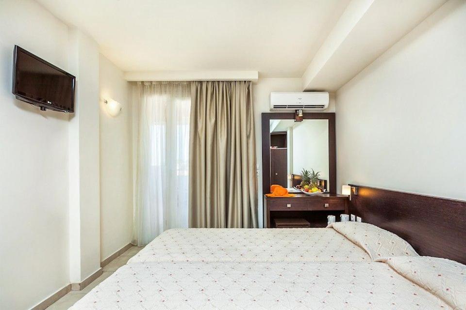 A bed or beds in a room at Elinotel Polis Hotel