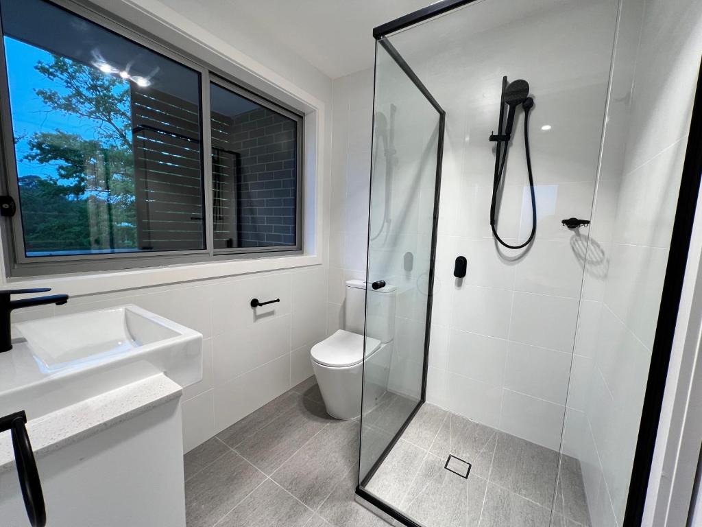 Koupelna v ubytování Stunning Dickson Luxe 3BR 2Bath Double Garage WiFi Brand New Home