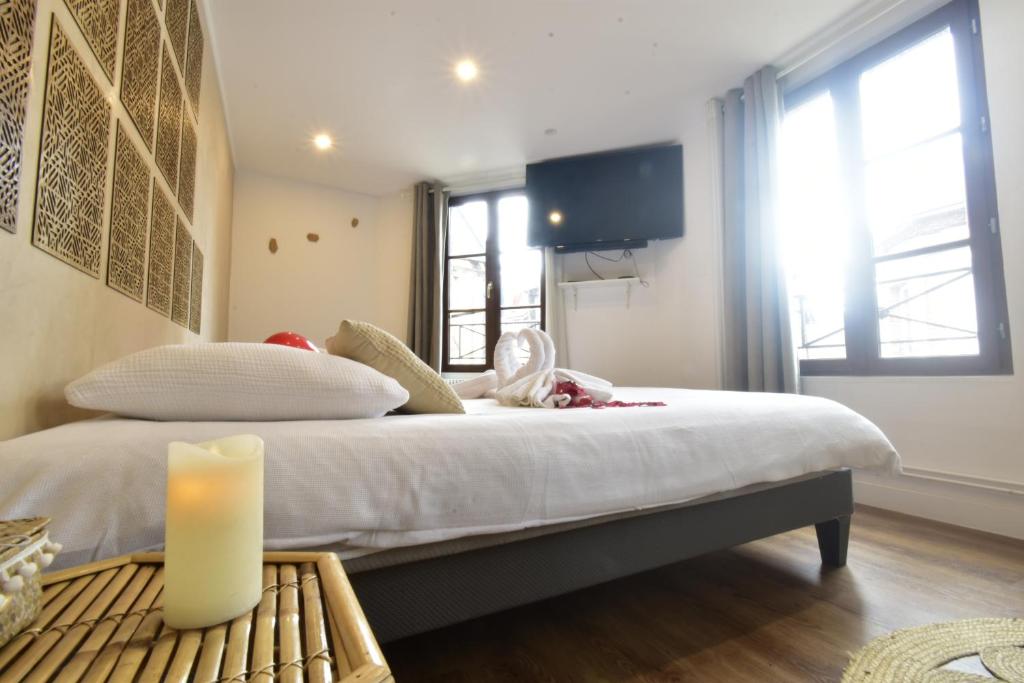 Un ou plusieurs lits dans un hébergement de l'établissement Appartement jacuzzi privatif Love&Zen