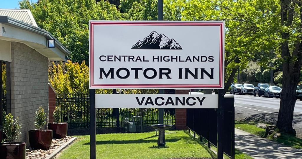 a sign for central highlands motor inn in a yard at Central Highlands Motor Inn in Kyneton