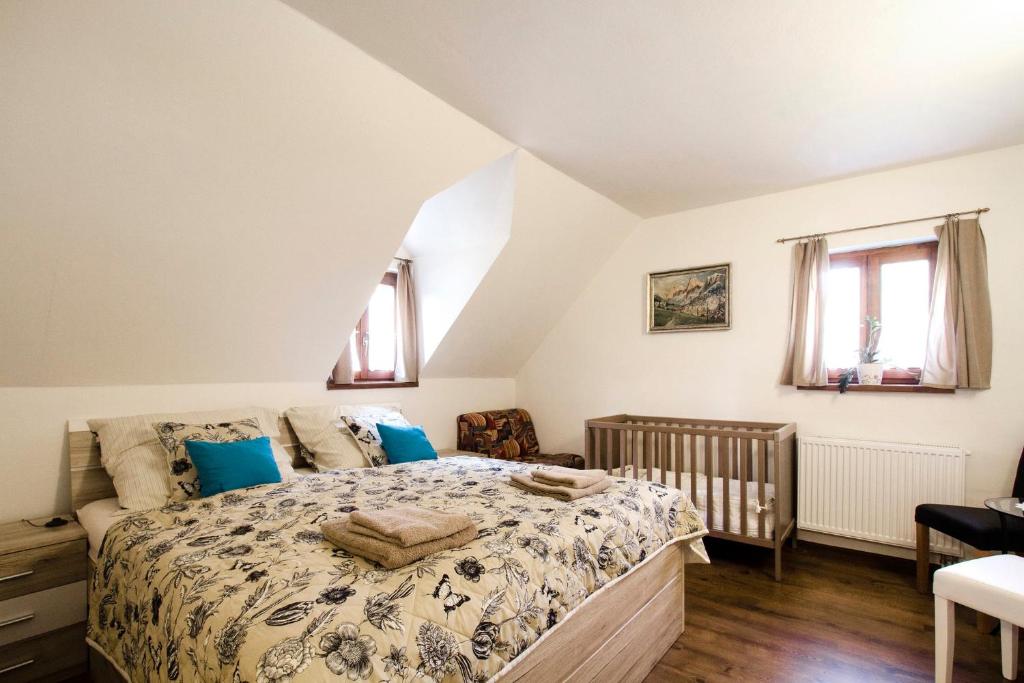 Un pat sau paturi într-o cameră la Pod Kaštielom Ako Doma