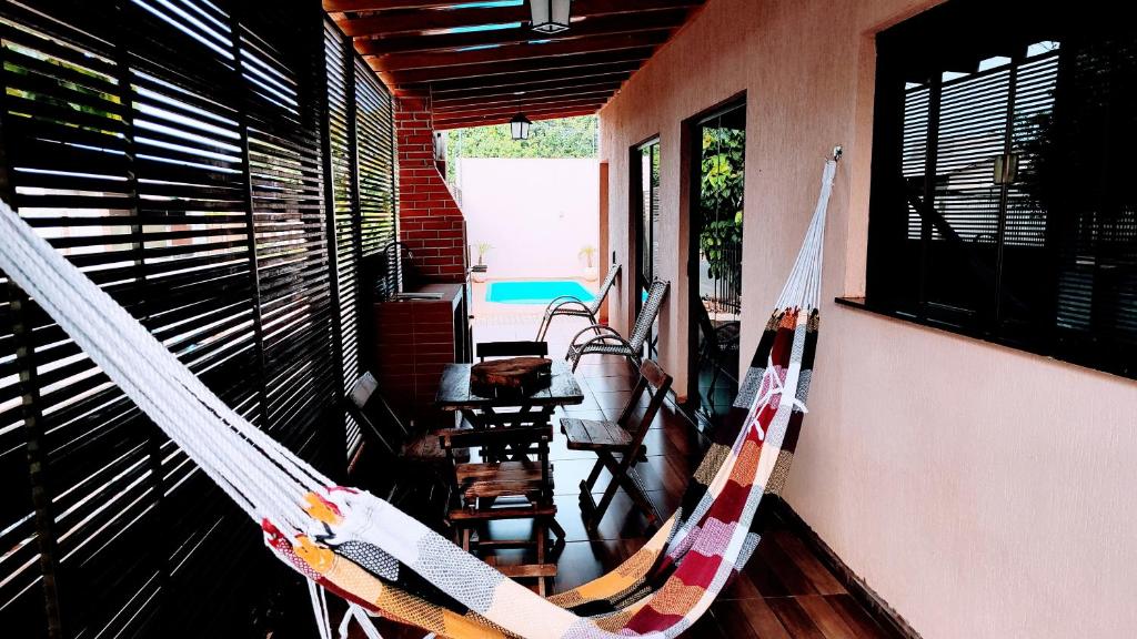 - une terrasse couverte avec un hamac dans une maison dans l'établissement Catuai cataratas 2, à Foz do Iguaçu